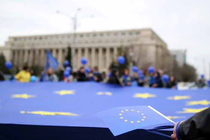 Drapelul UE, întins în Piaţa Victoriei, pe 25 martie 2017, la aniversarea a 60 de ani de la semnarea tratatului fondator al Uniunii Europene. Foto  INQUAM PHOTOS  / Alexandru Busca