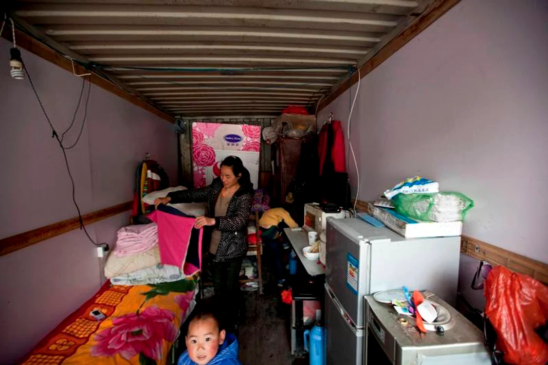 Casa în care locuieşte familia are doar 15 metri pătraţi (Reuters)