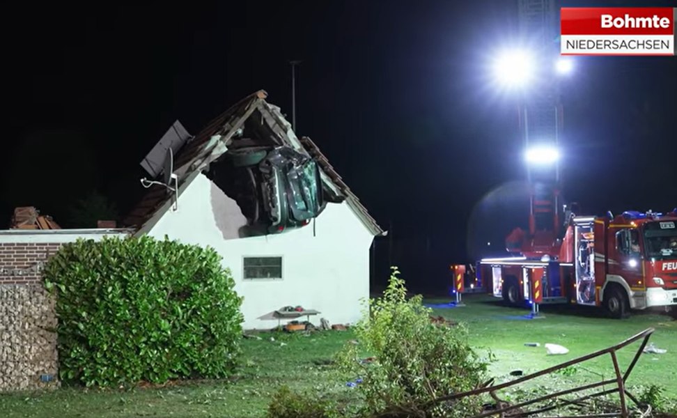 O maşină s-a înfipt în podul unui hambar. Un băiețel care se juca în grădină și o femeie sunt grav răniți. Imagini uluitoare 