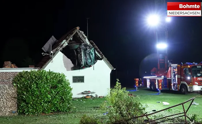 VIDEO O maşină s-a înfipt în podul unui hambar. Un băiețel care se juca în grădină și o femeie sunt grav răniți. Imagini uluitoare