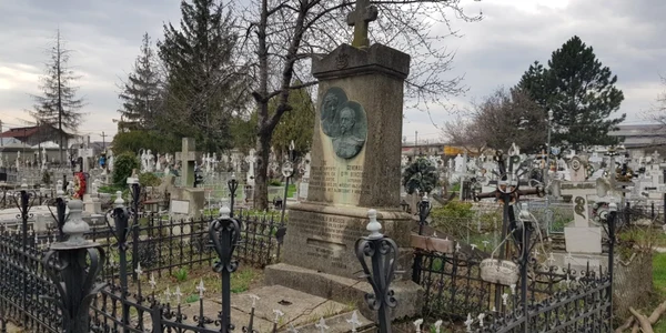 monumente funerare