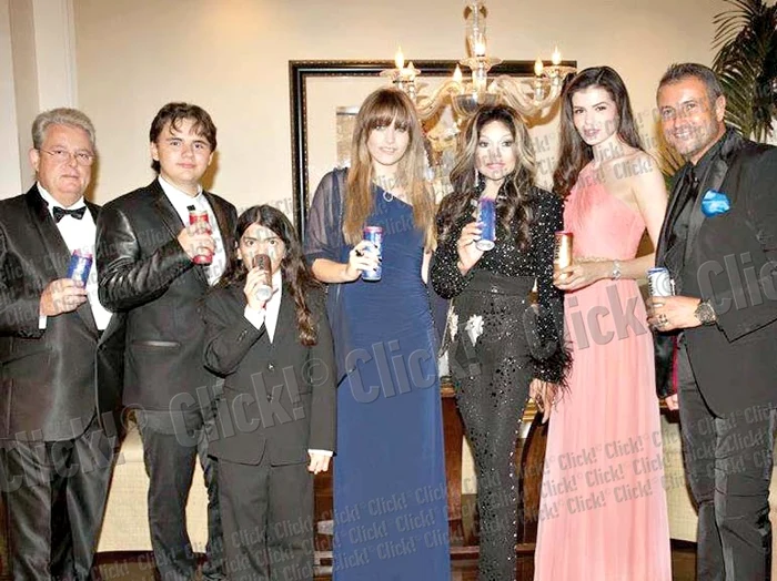 
    Moni s-a pozat cu La Toya şi cei  trei copii ai lui Michael Jackson la  lansarea energizantului lui Mr. Pink  