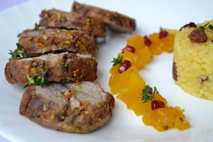 
    Rulada din piept de raţă cu chutney de mango şi cous-cous cu stafide  