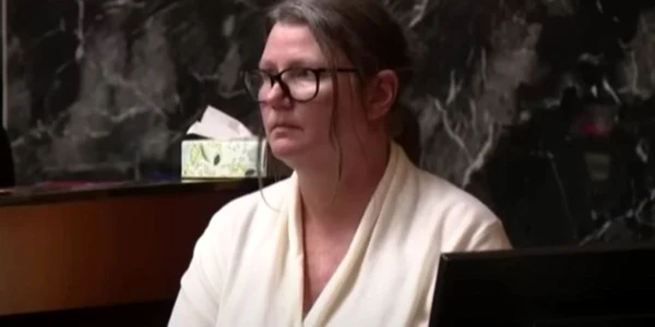 Jennifer Crumbley, mama tânărului care și a ucis trei colegi la 30 noiembrie 2021  Foto Captură video YouTube jpg