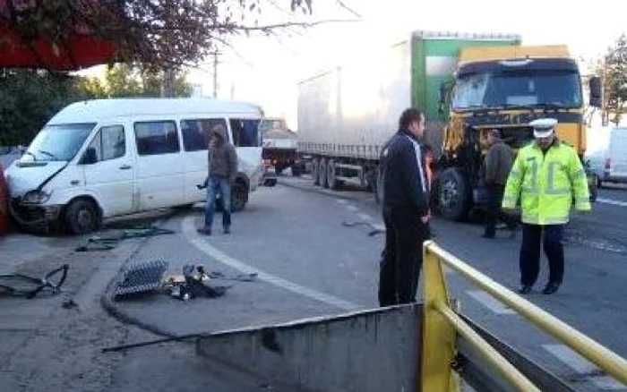 
    Un camion a lovit un microbuz, în Teiuș  