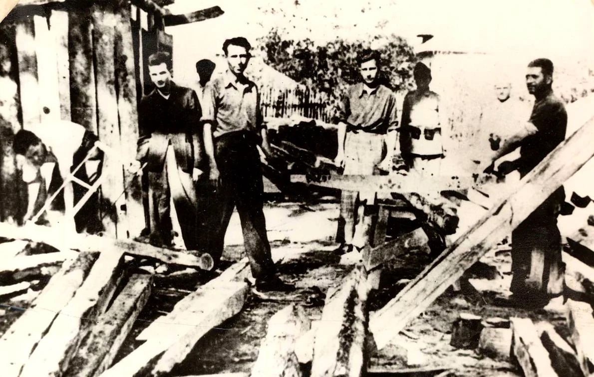 Nicolae Ceaușescu (al doilea de la stânga la dreapta) și alți deținuți politici ai regimului Antonescu, în lagărul de concentrare de la Târgu Jiu, în 1943 (© „Fototeca online a comunismului românesc”, cota: 1/1943)