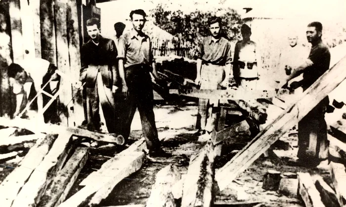 Nicolae Ceaușescu (al doilea de la stânga la dreapta) și alți deținuți politici ai regimului Antonescu, în lagărul de concentrare de la Târgu Jiu, în 1943 (© „Fototeca online a comunismului românesc”, cota: 1/1943)