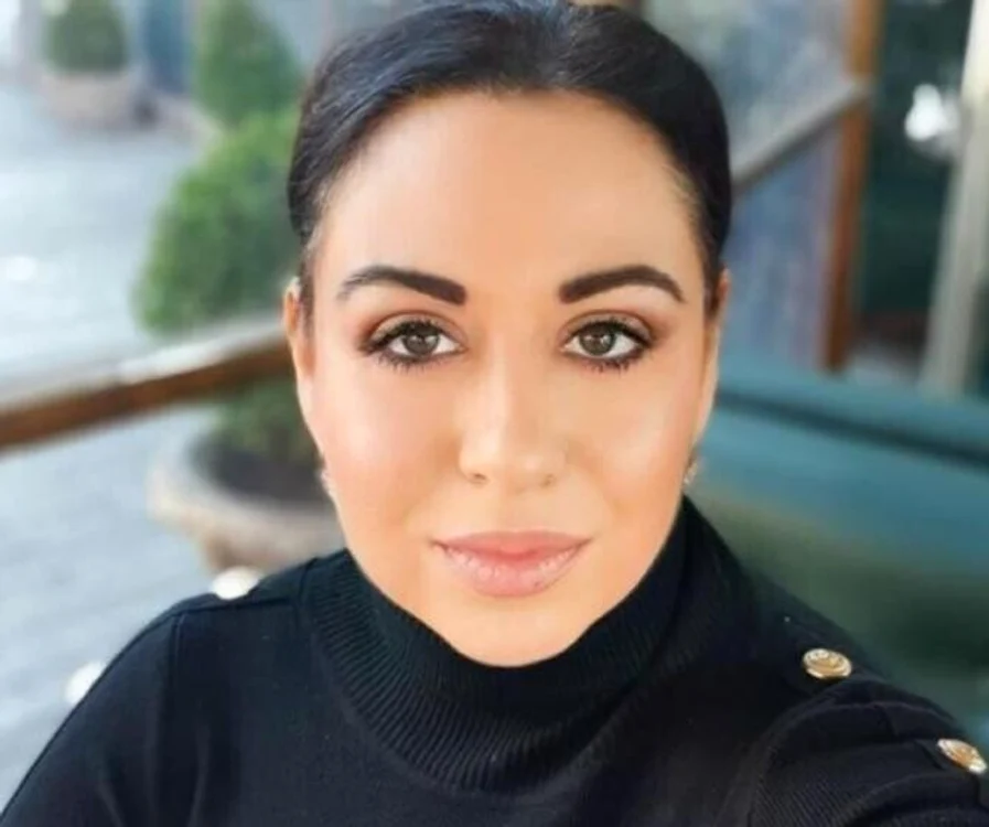 Oana Roman îi dă replica Iuliei Albu: «Iz de gaiță pe prispa casei»