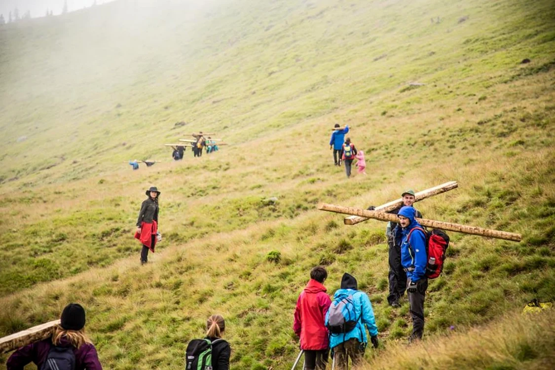Peste 250 de voluntari din 12 ţări au muncit la amenajarea acestei poteci FOTO: Tăşuleasa Social
