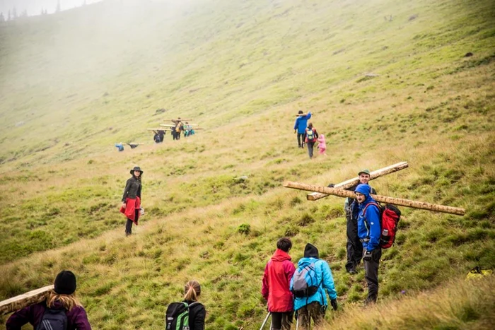 Peste 250 de voluntari din 12 ţări au muncit la amenajarea acestei poteci FOTO: Tăşuleasa Social