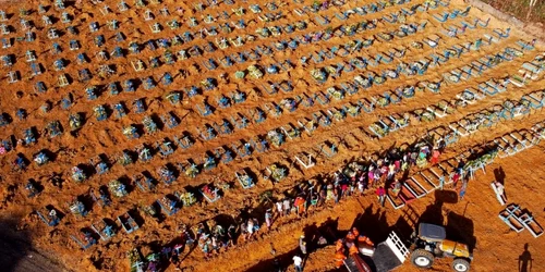 Sicrie cu victimele covid intr-un cimitir din Brazilia - Manaus FOTO AFP
