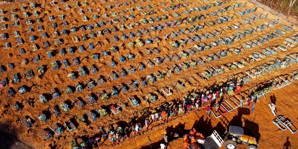 Sicrie cu victimele covid intr-un cimitir din Brazilia - Manaus FOTO AFP 