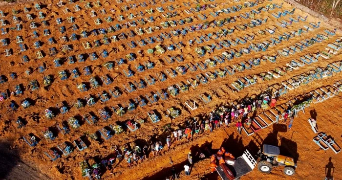 Sicrie cu victimele covid intr-un cimitir din Brazilia - Manaus FOTO AFP