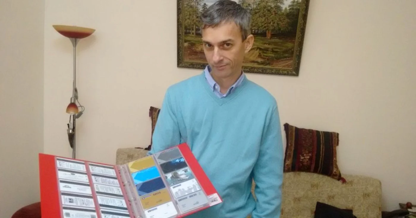 Relu Suvac îşi prezintă mândru clasoarele cu cartele FOTO Oana Cernat