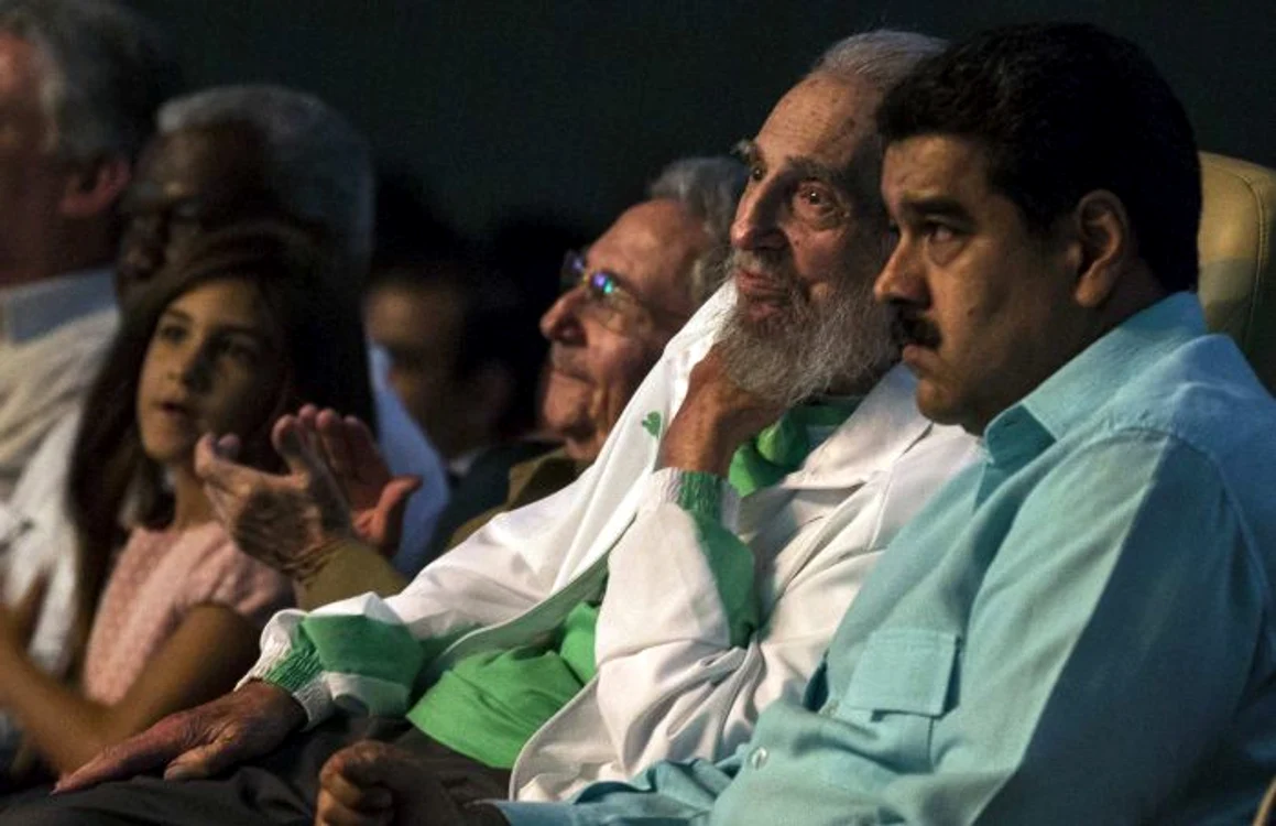 Fidel Castro a fost încadrat de președintele Venezuelei și de Raul Castro, liderul Cubei și fratele său mai mic