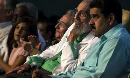 Fidel Castro a fost încadrat de președintele Venezuelei și de Raul Castro, liderul Cubei și fratele său mai mic jpeg