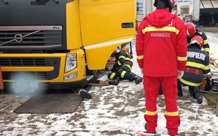 interventie tanar prins sub cabina foto isu hunedoara