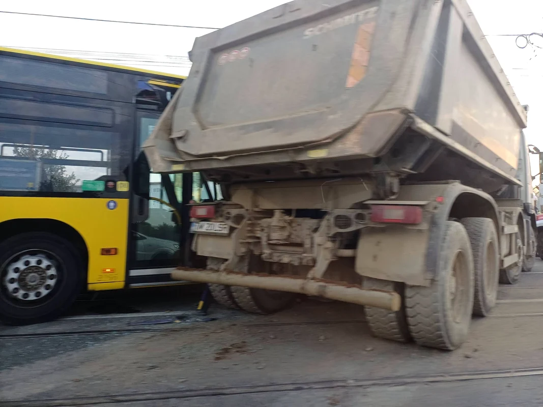 Autobuzul transporta 40 de persoane. 