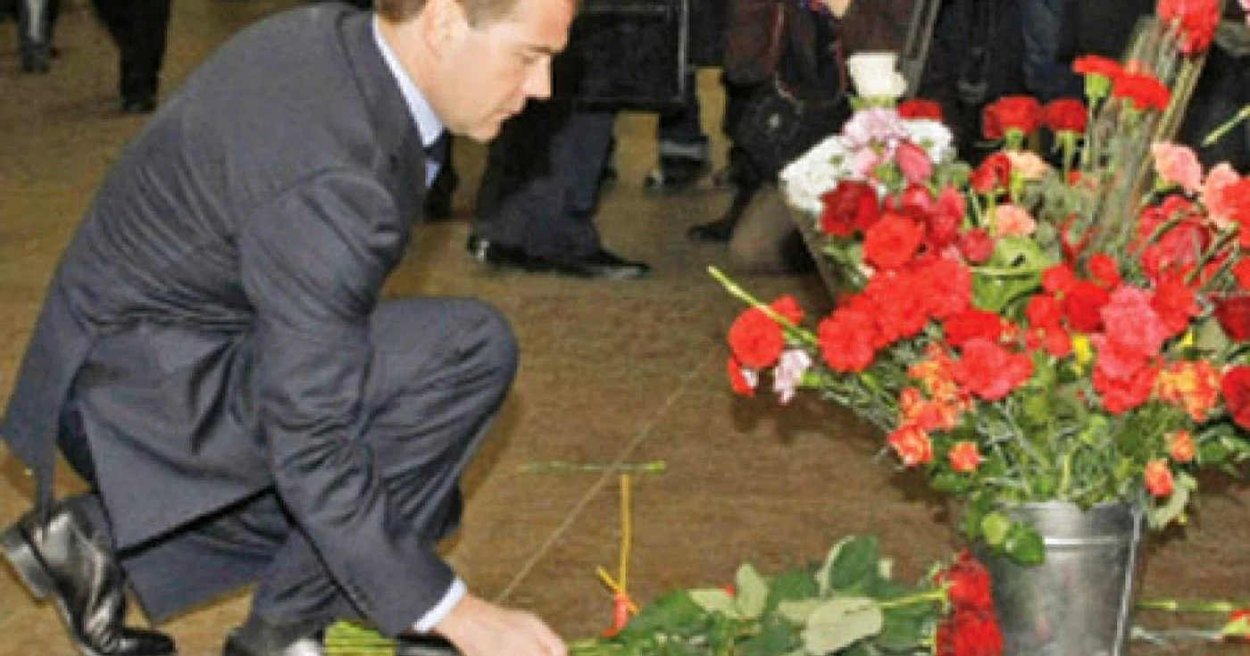 Medvedev depune flori în staţia de metrou Lubianka 
