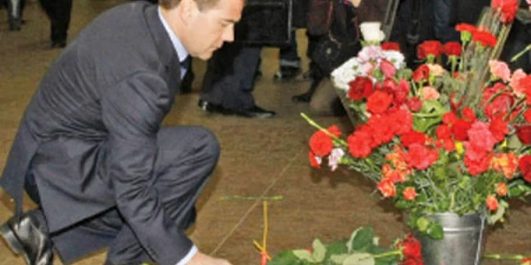 Medvedev depune flori în staţia de metrou Lubianka 