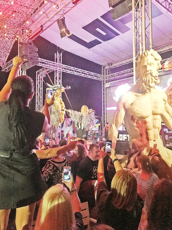 Sâmbătă, ora 1.00, Mamaia. Solista a cântat într-un club de fiţe de la mare