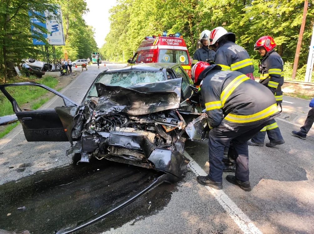 Impact violent în Sibiu la intersecția unui drum care duce spre Păltiniș Foto ISU Sibiu jpeg