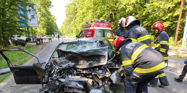 Impact violent în Sibiu la intersecția unui drum care duce spre Păltiniș Foto ISU Sibiu jpeg