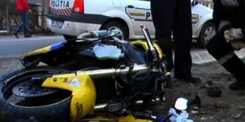 Tânărul a   căzut de pe moped şi a decedat