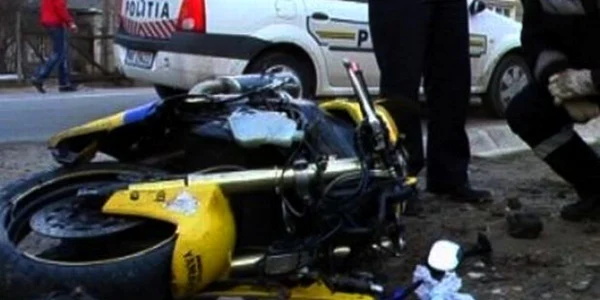 Tânărul a   căzut de pe moped şi a decedat
