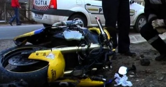 Tânărul a   căzut de pe moped şi a decedat