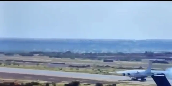 Un avion în care se aflau mercenari ruși din gruparea Wagner s a prăbuși în timp ce ateriza pe un aeroport din Africa FOTO Captură Videoo png