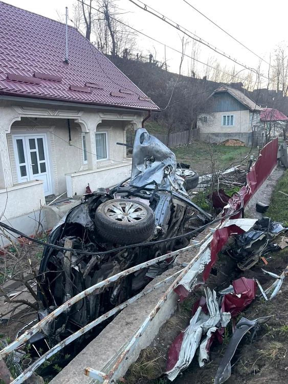 Mașinile au ajuns in curtile oamenilor FOTO Știri din Neamț