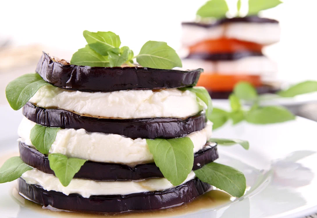 
    Turnulețe cu mozzarella și vinete  