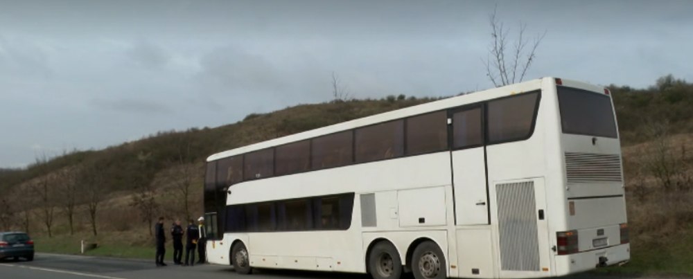 Cum a ajuns o elevă să cadă din autocarul aflat în mers. Care este starea fetei de 15 ani