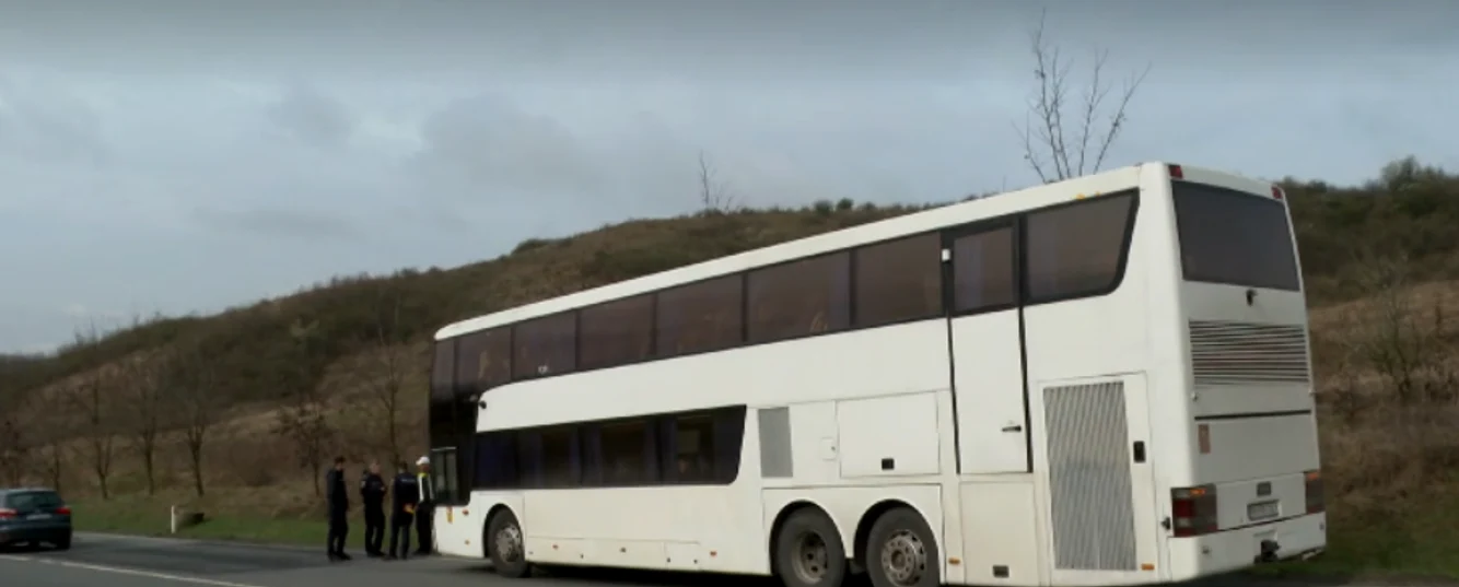 Autocarul în care se afla eleva FOTO: captură video ProTV