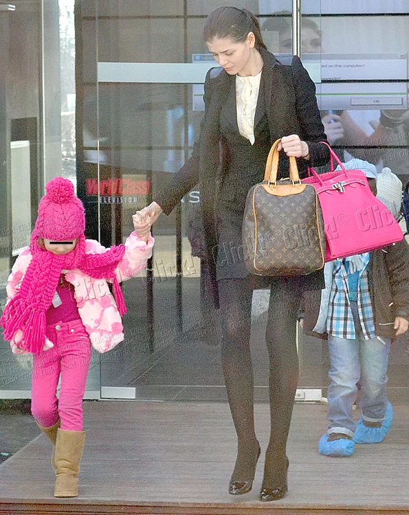 
    Irina şi Monica ies fericite  de la petrecerea care a  avut loc la piscina „World  Class Center” din Pipera  