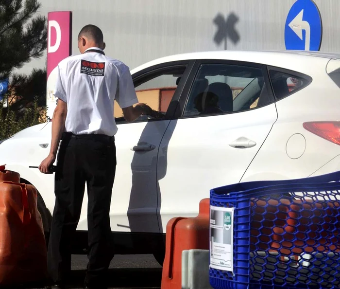 Narcisa i-a dat o mică atenţie paznicului