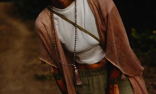 Pregătită de festival Descoperă cum să creezi ținute boho cu tricouri simple! jpg