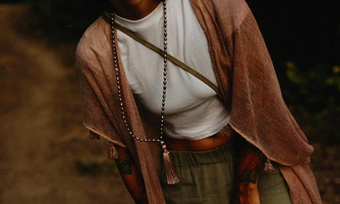 Pregătită de festival Descoperă cum să creezi ținute boho cu tricouri simple! jpg