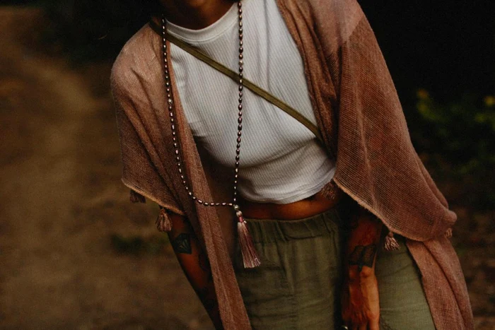 Pregătită de festival Descoperă cum să creezi ținute boho cu tricouri simple! jpg