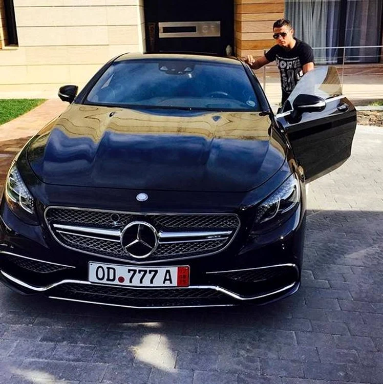 
    Cristiano Ronaldo alături de noua sa achiziţie  