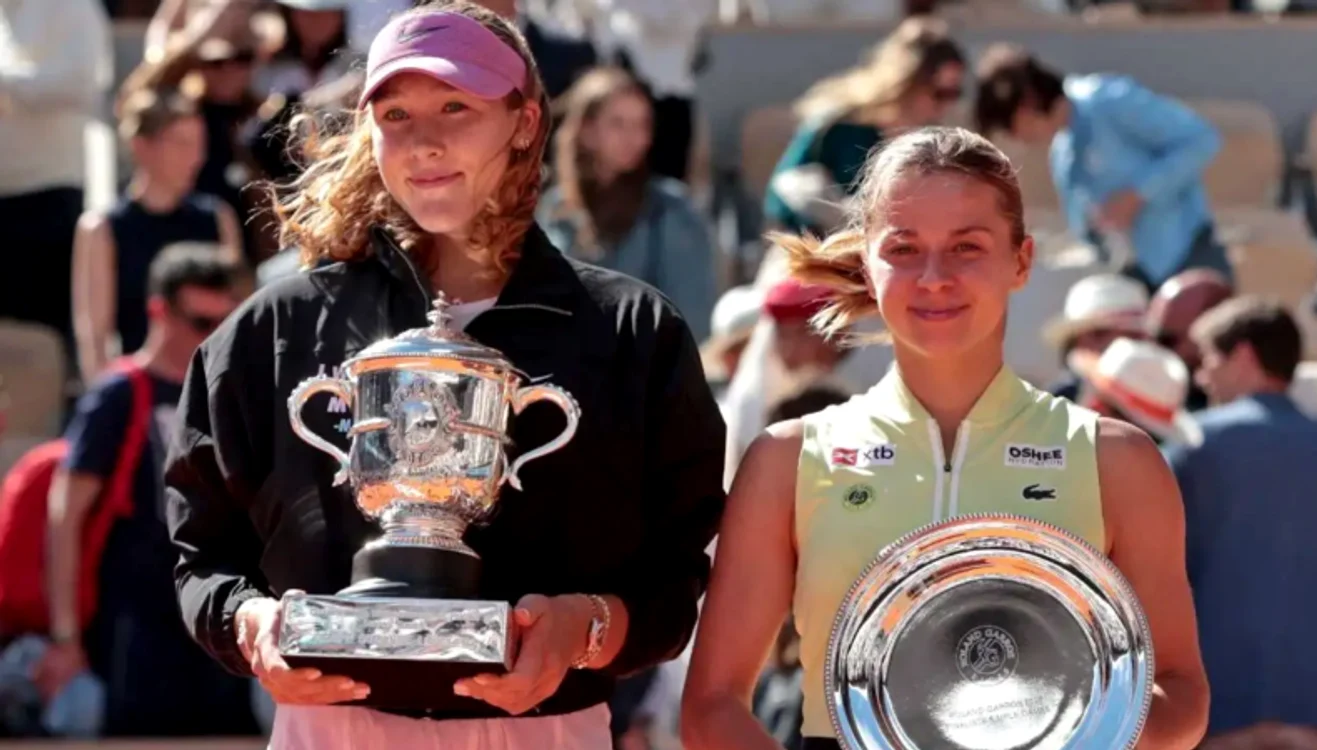 Finala Roland Garros 2026, Mira Andreeva (stânga) - Maja Chwalinska (dreapta)  FOTO: Tennis 365