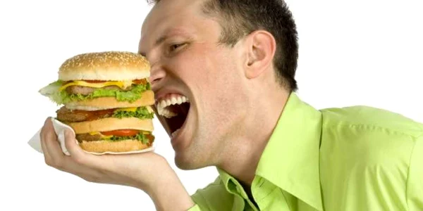 Persoanele care mănâncă hamburgeri, cartofi prăjiţi şi prăjituri au toate şansele să depăşească numărul de calorii permis