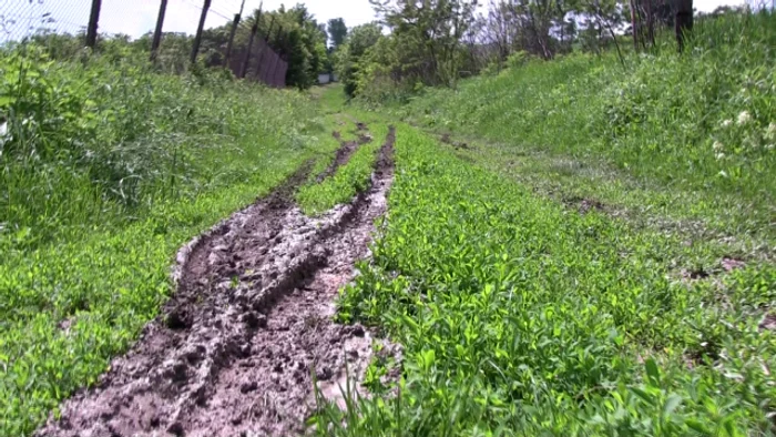 Drumul pe care a rămas blocată ambulanţa