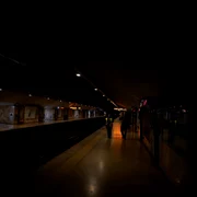 O stație de metrou cufundată în întuneric, în Lisabona, după pana majoră de curent FOTO AFP