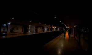 O stație de metrou cufundată în întuneric, în Lisabona, după pana majoră de curent FOTO AFP