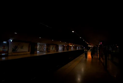 O stație de metrou cufundată în întuneric, în Lisabona, după pana majoră de curent FOTO AFP