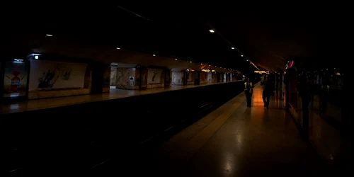 O stație de metrou cufundată în întuneric, în Lisabona, după pana majoră de curent FOTO AFP