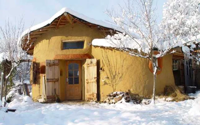 Casa este realizată din materiale 100% naturale. Foto casa-verde.ro