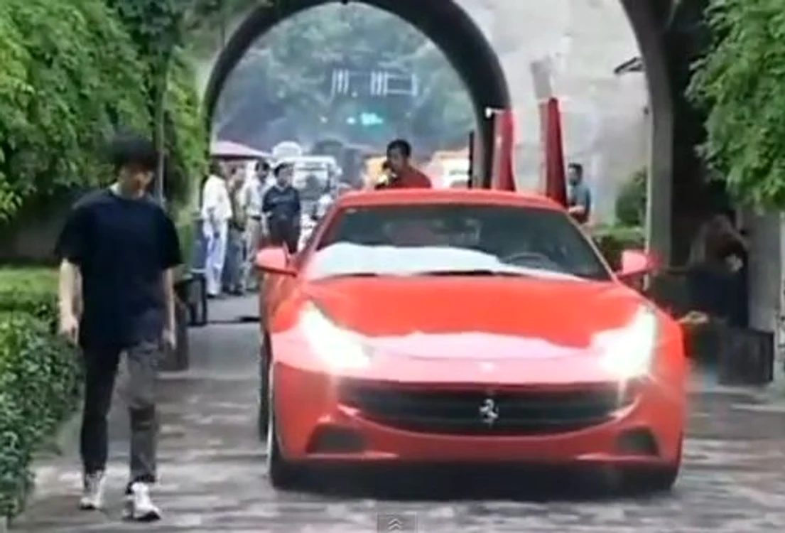 Bolidul de lux a lăsat urme greu de şters pe fortificaţiile din Nanjing